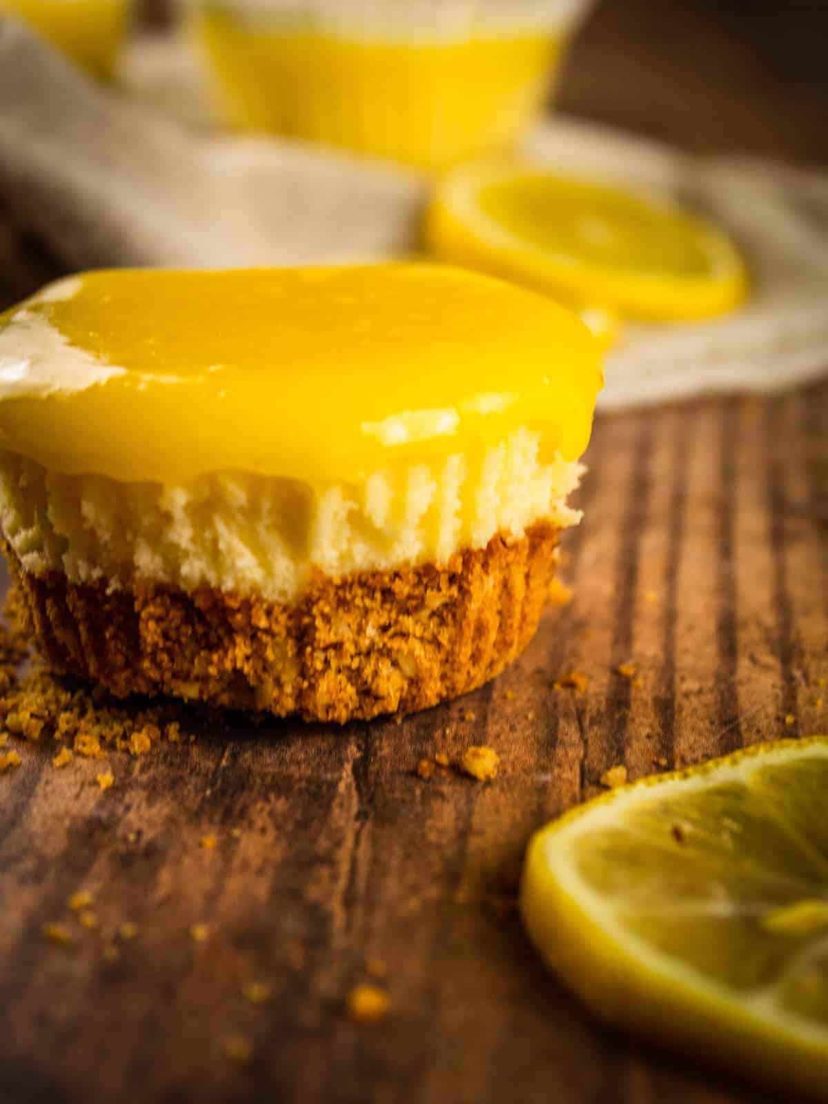 mini cheesecake with lemon curd topping